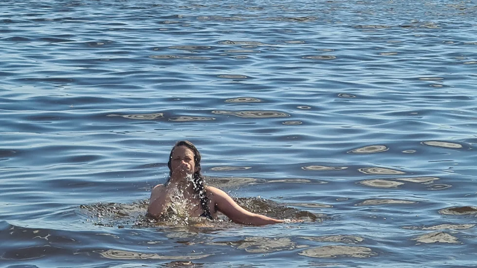 Evelina Rydeker (MP) kommunalråd i Luleå, är egentligen en badkruka.Men på lördagen doppade hon sig ändå i det iskalla vattnet."Jag gör det för att jag vill kunna se mina barn i ögonen och säga att vi gjorde allt vi kunde för miljön och planetens skull", säger hon.
