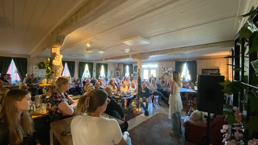 Fullt hus på Lida Gård i Flen när Sophie Jahn föreläste om sitt liv under torsdagskvällen.