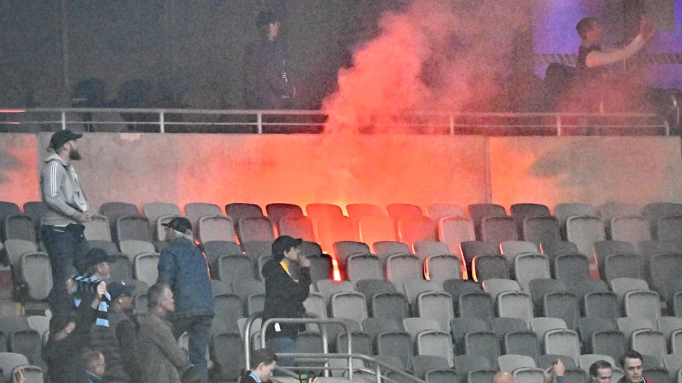 Bengaler kastades. Stolar slets sönder och slängdes också från läktaren under matchen mellan Djurgården och AIK i maj förra året.