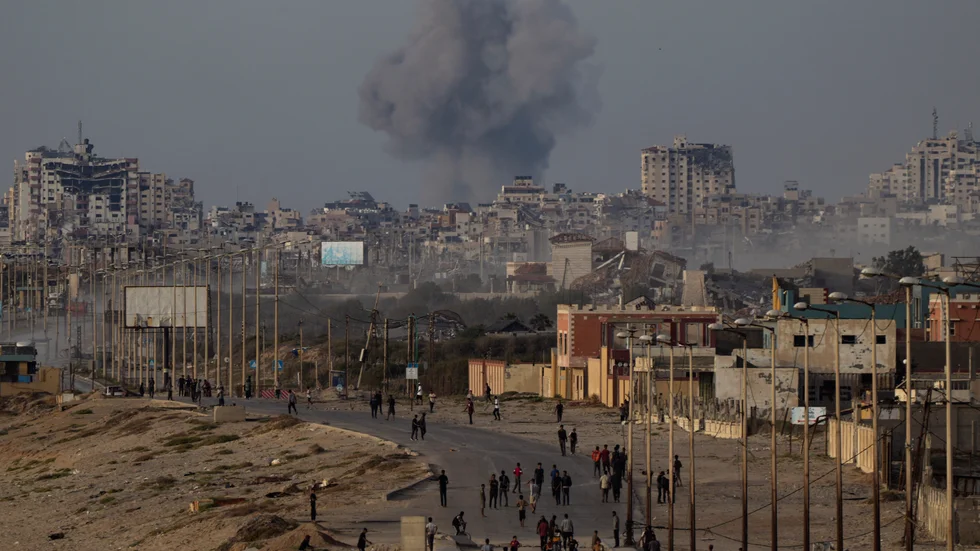 Rök stiger från centrala Gaza efter ett israeliskt flyganfall som skedde under dagen på lördagen.