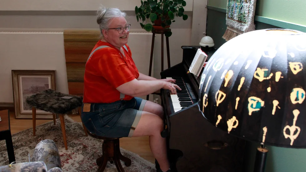 Kerstin Hanson spelar obehindrat Den blomstertid nu kommer på sin nyrenoverade orgel. 