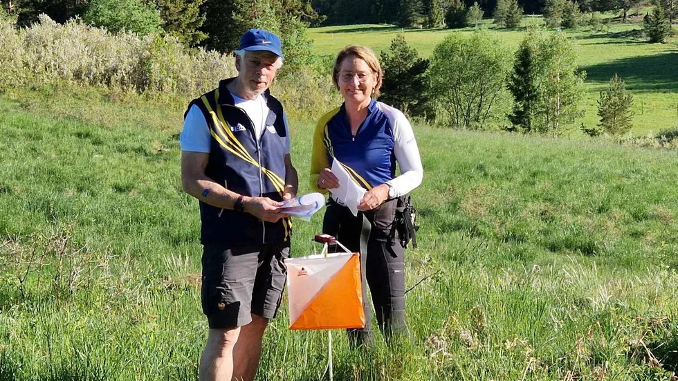 Anders Runander, tävlingsledare och banläggare i Trosabygdens OK, och Åsa Westlund, huvudbanläggare. "Vi står där den sista kontrollen kommer att vara, och med hästhagen i bakgrunden där målarenan kommer att byggas upp" säger Anders Runander.