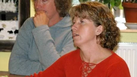LÅNG RESVÄG. För att komma i tid till skolan måste Marianne Danielsson och Maria Jönssons barn som bor i Bodträsk åka med skolbussen klockan 06.40. Resan tar en timme och tio minuter.