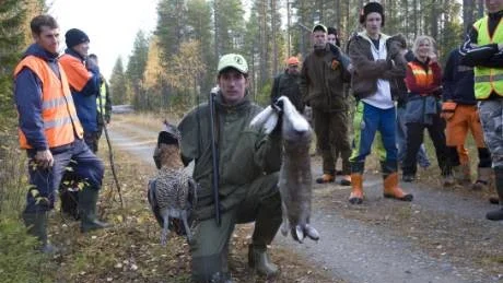 resultat. Marcus Wennberg står på rätt ställe och förvaltar sina lägen. Resultatet blir en tjäderhöna och en hare i andra drevet.