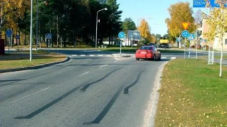 populär sträcka. Kurviga svarta spår efter kappkörning längs Storgatan, en populär sträcka kvällar och nätter. Foto: AGNETA NYBERG