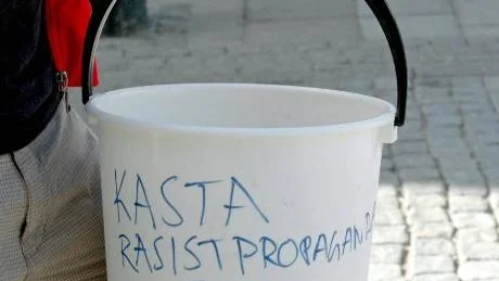 En hink att kasta sverigedemokraternas propaganda i tillhandahölls av ung vänster i Piteå. 

Foto: Stina Brolin Bergman