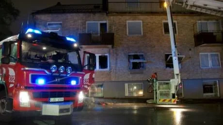 RÄDDNINGEN. Stegen på en av brandbilarna användes för att rädda personer ur den rökfyllda lägenheten.