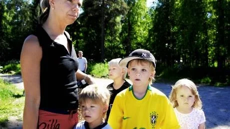 Besvikna badgäster. Många besvikna badgäster fick vända hem sedan Aronsbadet utsatts för vandalisering. Katarina Frank och hennes barn valde att fara till badstranden i stället fast barnen helst skulle vilja bada i bassäng.