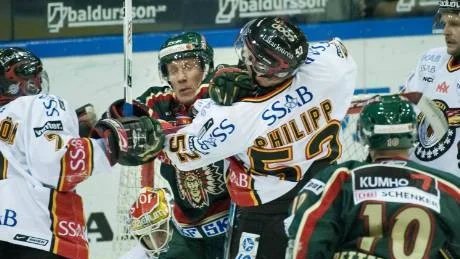 FIGHT. Luleås Radek Philipp och Niklas Andersson rök ihop. Kort därefter hamnade även Frölundas Johan Pettersson och Luleås Robin Lindqvist i slagsmål.