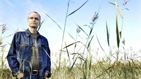 OANADE KRAFTER. Lars-Göran har klarat fler svåra kriser än många gör under sin livstid. Han kan inte svara på hur han orkat igenom alla prövningar. Men han hämtar kraft och påfyllning genom långa promenader runt Lulsundsfjärden.