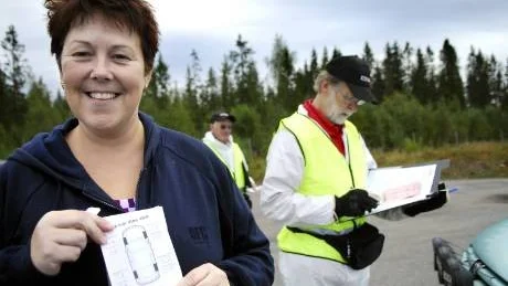 GICK BRA. Lena Bäckström, Piteå, klarade både polisens kontroll och däckrazzian trots att det var svägerskans bil hon rattade. "Det är jättebra att de kollar däcken men jag blir alltid så nervös när man blir stoppad av polisen", säger hon.