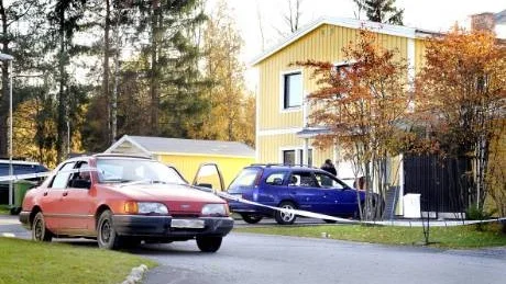 AUTOMATVAPEN. Två poliser avlossade skott och använde automatvapen. Sådana vapen kan låsas till enbart enkelskott (halvautomat) men också nyttjas för serieskott (automateld). Vid tillfället avlossades en rad skott och husväggar samt bilar träffades.