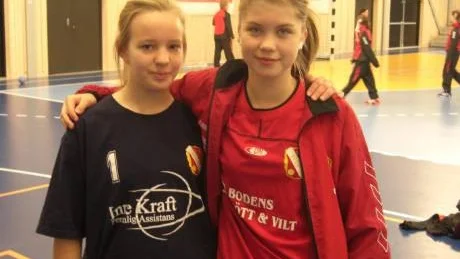 GRUPPTREOR. Emma Mattsson och Emma Henricsson var två av Hornskrokens bästa spelare under ungdoms-SM. Kroken vann en match, förlorade två och slutade trea i gruppen. Foto: NIKLAS BERGLUND
