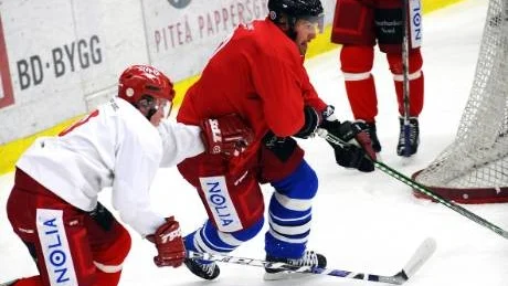 PÅ IS IGEN. Mikael Renberg vill inte ställa undan hockeytrunken. Här ses han träna igen med Piteås A-lag.