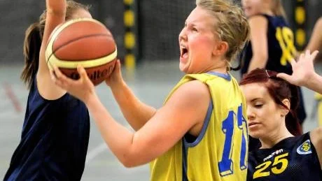 nådde högst. Izabelle Niemi och Höken Basket vände ett jobbigt underläge mot Sunderbyn då Kurirenspelen startade under fredagen. Foto: MATS BENGTSSON