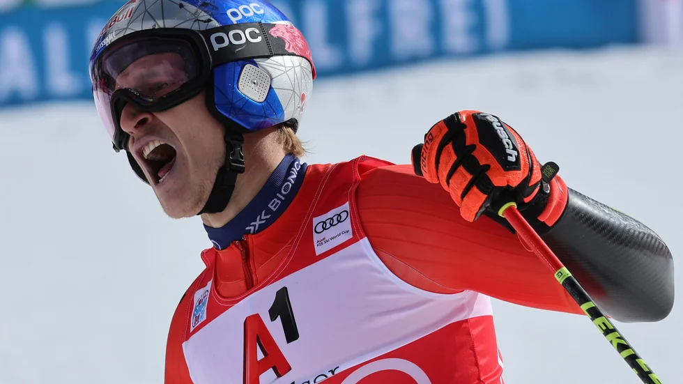 Schweizaren Marco Odermatt jublar över segern i alpina premiären.
