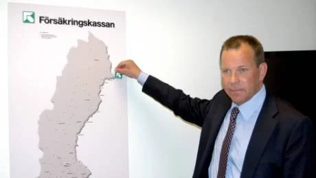 PÅ KARTAN. Försäkringskassans länschef Pekka Kairento markerar det nya utlandskontoret i Haparanda med en liten flagga.
