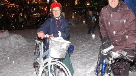 VINTERCYKLING. Stina Elming och Rolf Modig tycker inte det är några problem att cykla vintertid om bara cykeln är rätt utrustad.  Foto: Roger Larsson