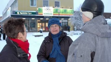 KVINNOMANIFESTATION I GÄLLIVARE. Mariann Kult, vice ordförande i Kvinnojouren Nike, fanns med flera medlemmar på Gällivares torg i lördags för att manifestera mot våldet mot kvinnor. Per Lidström och Gunhild Tjikkom, var några av de ortsbor som stannade till för att låta sig informeras. Foto: kenth bergmark