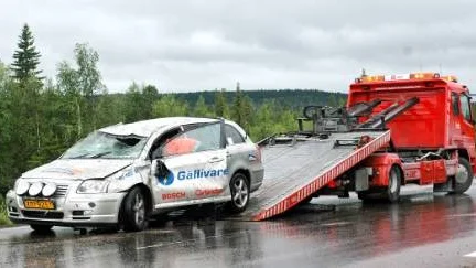 Olycka på E 45. Den kvinnliga chauffören lämnade kort efter olyckan sjukhuset med lindriga skador. Foto: Susanne Jansson