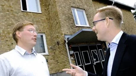 ENSAMKOMMANDE BARN. "Ni har en bra verksamhet här", säger migrationsminister Tobias Billström och berömmer enhetschefen Magnus Johansson.