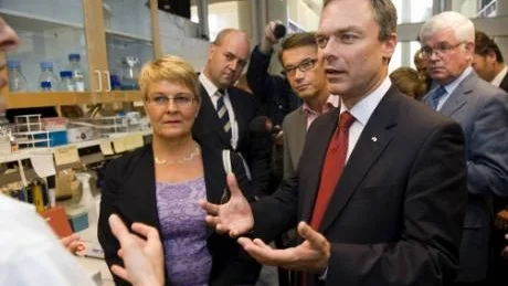 UPPSALA 20080828
Maud Olofsson och Jan Bjšrklund presenterade torsdagen 28 augusti den kommande budgetsatsningen pŒ forskning och innovation. NivŒn kommer tillsammans med kommuner och landsting att uppgŒ till en procent av BNP och bland annat mŠrks hšgre fasta anslag till grundforskning. Bilden visar de senaste tolv Œrens škning av forskningsresurserna.
Foto: Henrik Montgomery / SCANPIX Kod:10060