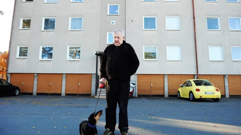 Yngve Taavola går varje dag med hunden förbi lägenheten där Vatchareeya Bangsuan, 20, bodde.