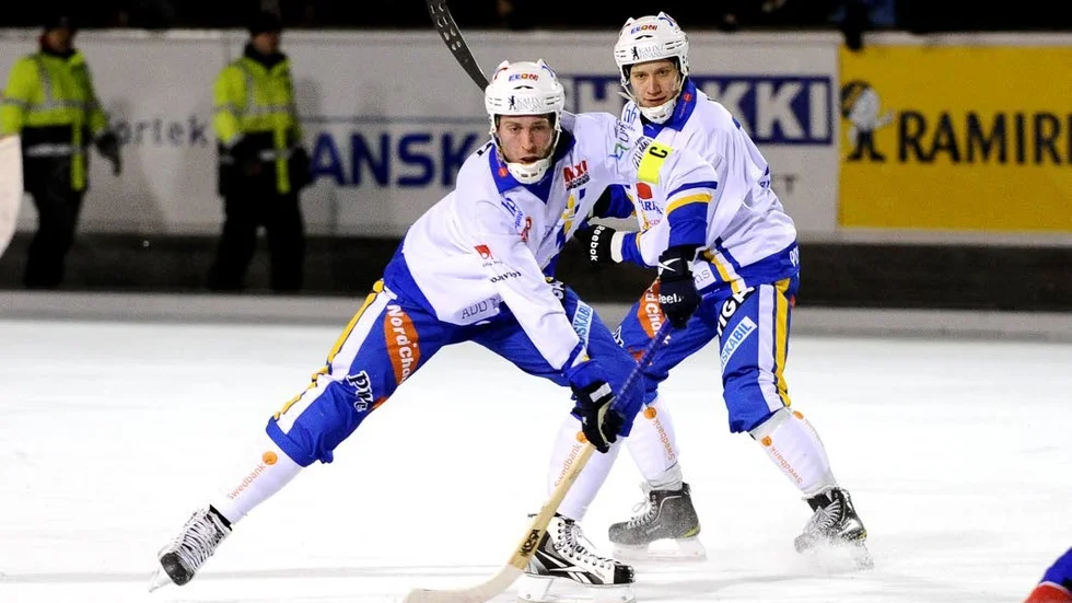 Storförlust igen . Antti Ekman och Mikko Rytkönen hade en jobbig afton mot Bollnäs. Foto: Mats Bengtsson