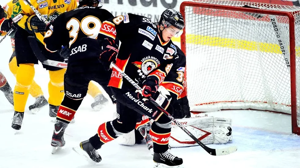TIDIGARE LULEÅ HOCKEY. Marcus Sandström har spelat i Luleå Hockeys juniorer, gjort några framträdanden i A-laget. Nu gör han succé i poplaget Kalix UHC. Foto: Eija Dunder