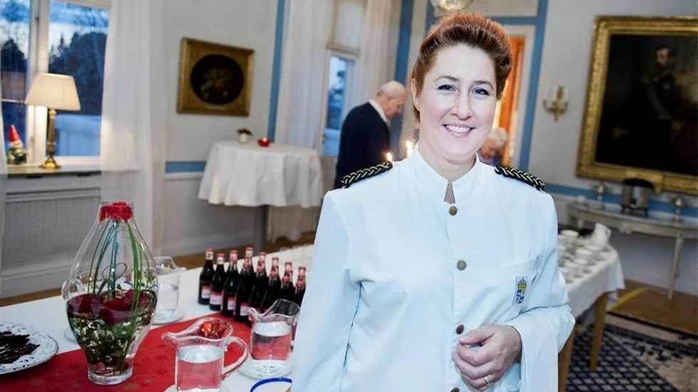 ÅTTA I SERVISEN. Åtta personer, däribland Ingela Nyberg, ser till så att besökarna på residenset får både kaffe och bröd under adventsfikat.