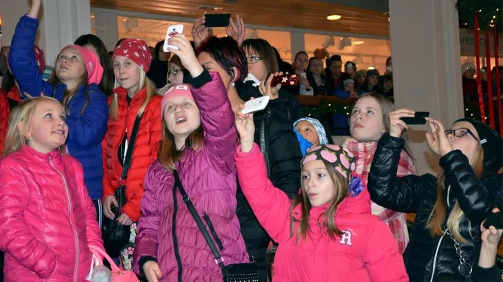 ELIN FAVORITEN. För Cassandra Bengtsson Ström, Samira Midebjörk ocjh Felicia Linna, var Elin de stora favoriten. Nu har de förevigat båda idolerna med sina mobiler.