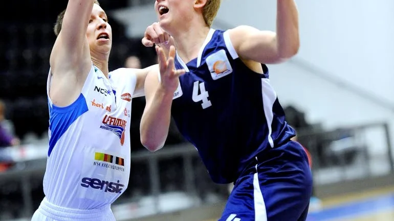 Johan Aasa, LF Future, i kamp med  BG Luleås Anton Andersson (4).