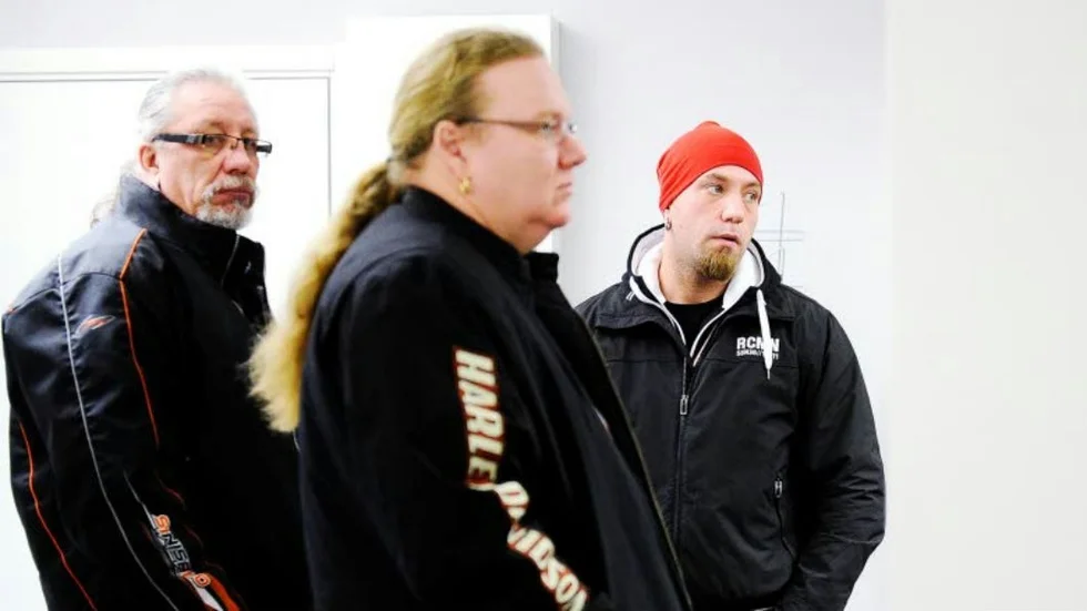 JAGAS. Kristian Nikkinen, röd mössa, lade ut guldföremål till försäljning på Facebook. Nu är den fullvärdige Hells Angelsmedlemmen                högvilt för kronofogden. Till vänster på bilden står Kent Nilsson och Jörgen Eriksson, framstående HA-medlemmar.