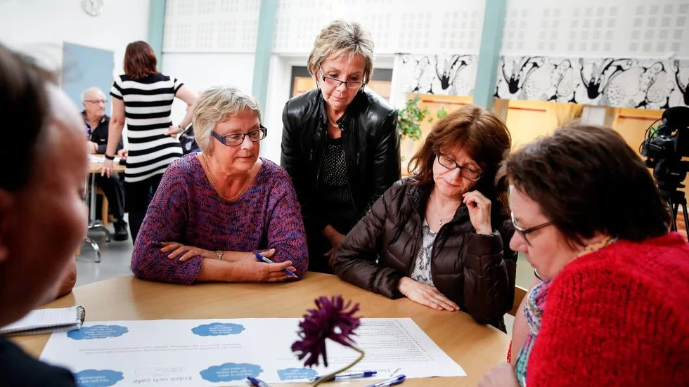 Tycker om badhus. Fyra av de som deltog i måndagskvällens medborgardialog om ett nytt badhus på Hertsön. Från vänster Camilla Brun, Lena Isaksson, Lena Lindström Bjarnestig och Lena Revholm. Fritidsnämndens ordförande Inger B Larsson lyssnar.