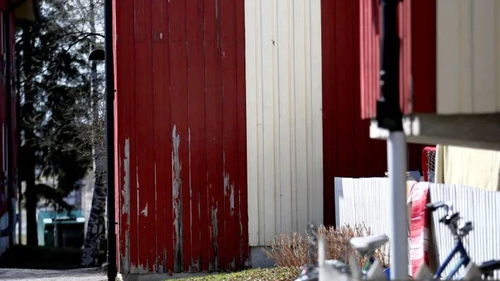 Flagnar. På vart och vartannat hus har färgen börjat flagna. Underhållsbehovet är stort.