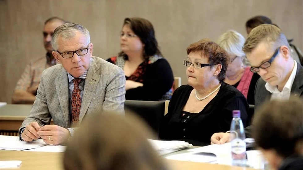 TACKADE FÖR SIG. Karl Petersen höll sitt sista tal i fullmäktige på måndagen. Här med efterträdaren Yvonne Stålnacke och Anders Josefsson (M).