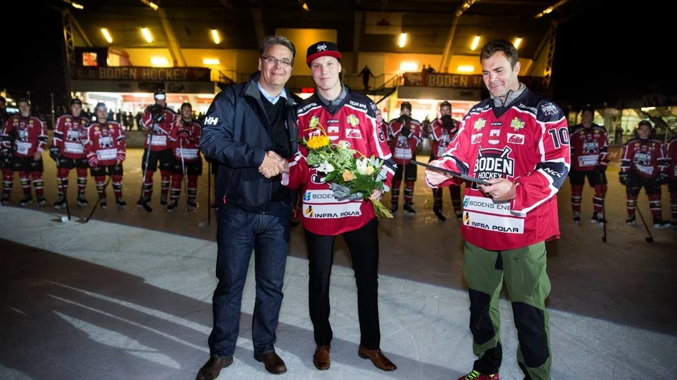 Prisad. Boden Hockeys ordförande Joakim Svensson delade ut pris till Oscar Sundqvist tillsammans med Niclas Wallin.