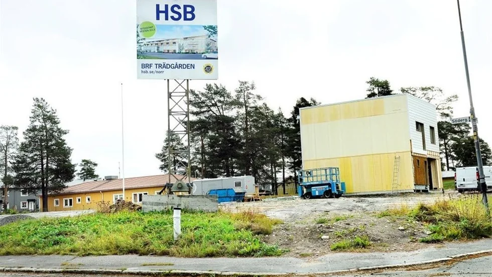 BRANDHALT HSB:s nya projekt på Lövskatan byggs av Lindbäcks bygg och bostadshusen har samma teknik och material som studenthusen. HSB vill inte bygga vidare förrän byggteknik i förhållande till säkerhet är ordentligt utrett.