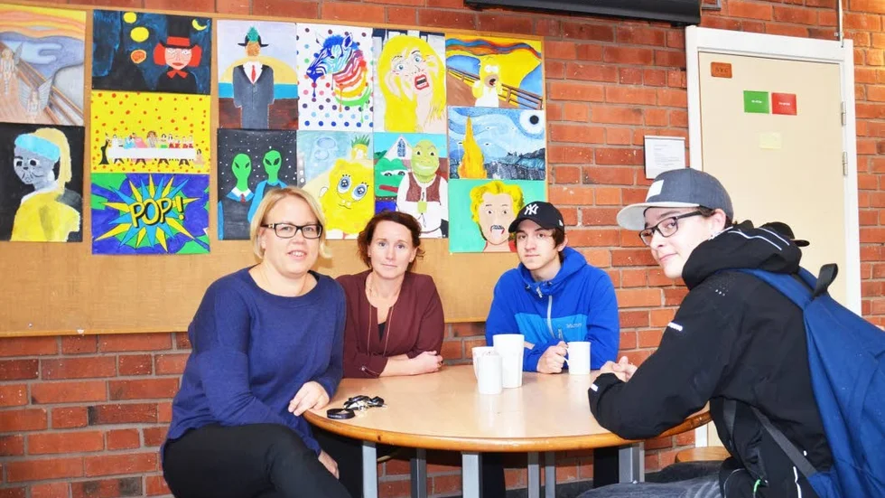 Positiva. Anna-Sofia Larsson, Carola Johsund, Sebastian Bränsström och Sonny Forslund gör tummen upp för mobilfria lektioner.
