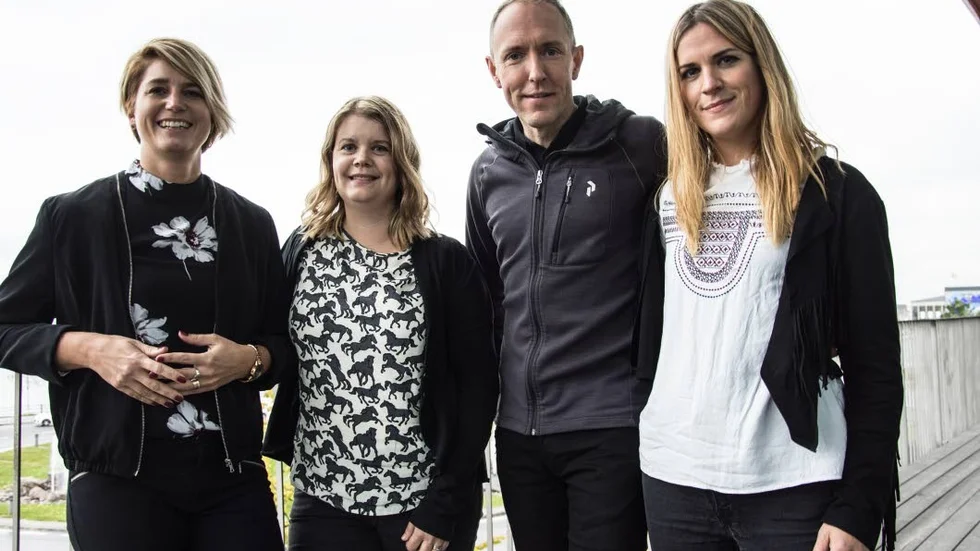 Projeketet Remibar. Till vänster står projeketledaren Ida Schönfeldt och biträdande projeketledaren Soifa Perä. De hade bjudit in fotografen Mattias Klum till slutredovisningen av projeket Remibar och vid hans sida står konstnären Iris Alexandrov, som också var med.