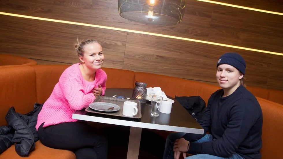 Vardagslyx. Fanny Jakobsson och Jesper Juntto brukar inte gå på kafé så ofta. "Det kan vara kul att lyxa till det ibland" säger Fanny Jakobsson.