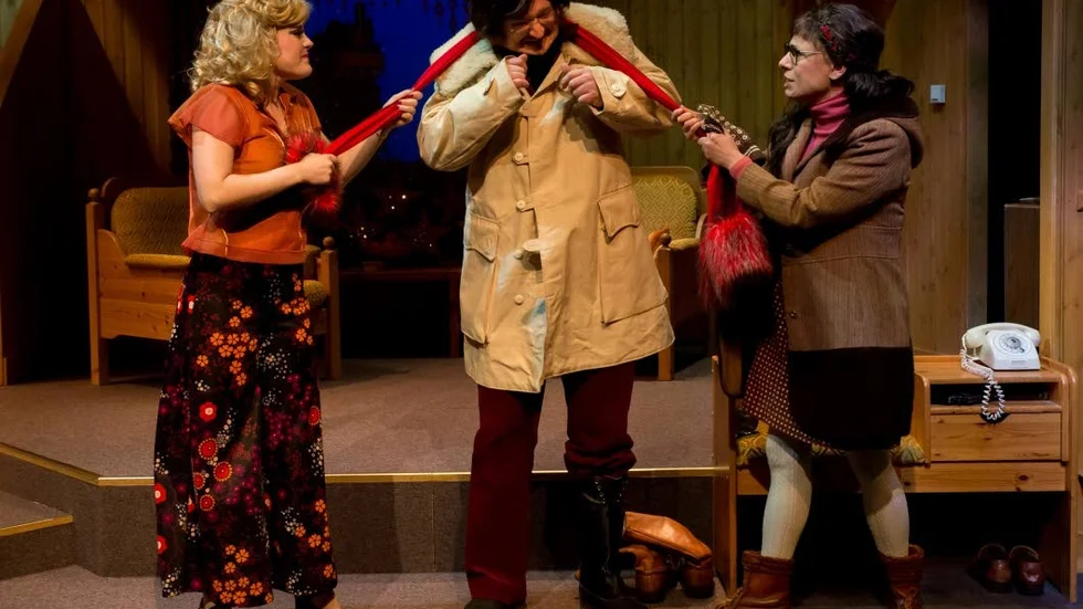 Gillar samma man. Systrarna Birgitta (Kristine Gulbrandsen), till vänster och Eva-Lena (Nadia Hussein) till höger har båda fattat  tycke för författaren Klas (Jonas Hellman-Driessen) i föreställningen "En fröjdefull jul".