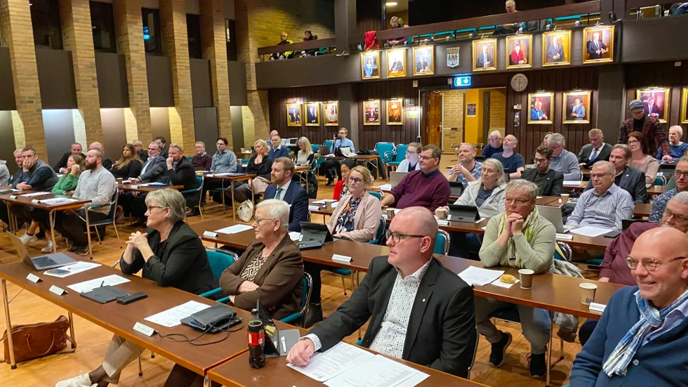 I kväll ska fullmäktige besluta om reglerna för politikernas arvoden. Fullmäktiges ledamöter lär dock även i fortsättningen få nöja sig med 500 kronor per sammanträde oavsett hur länge det håller på. 