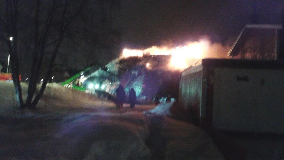 Natten brand. Läsarbild från Järpgränd i natt.
