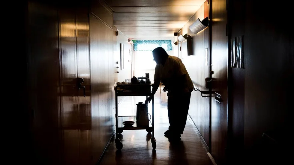 Ovanligt tilltag. Fem personer har stängts av från sina jobb på ett äldreboende i Kiruna medan kommunen utreder verksamheten där. Personen på bilden har ingenting med texten att göra.