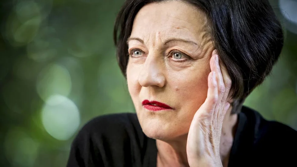 En författare skapas. Herta Müllers nya roman "Mitt fosterland var en äppelkärna" handlar mer än något annat om hur en författare skapas.