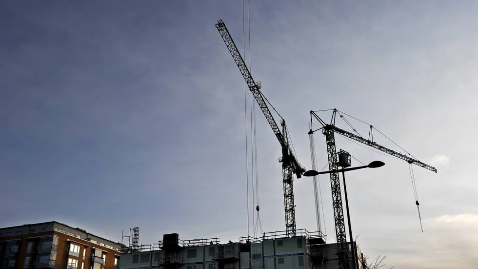 Byggbranschen är enig om att månadsrapportering är ett viktigt redskap för att skapa ordning och reda. Vi är därför glada över att regeringen äntligen lyssnat på oss, framhåller debattörerna.