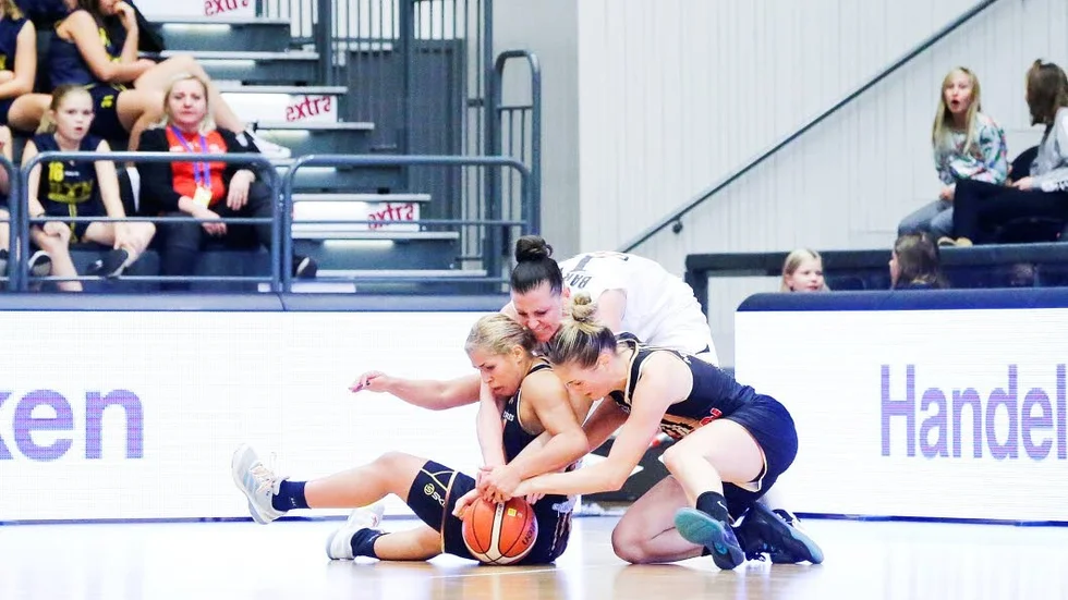Kaptenen. Anna Barthold stod för en double-double med 16 poäng och 10 returer mot fransyskorna.