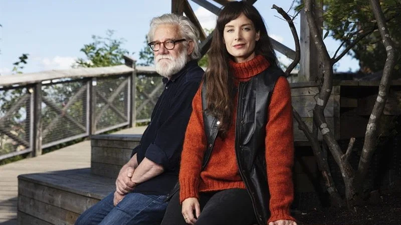 I radioprogrammet "OK Boomer" vill Johan Croneman och Hannah Engberg ta reda på vad generationstillhörigheten har för betydelse. Pressbild.