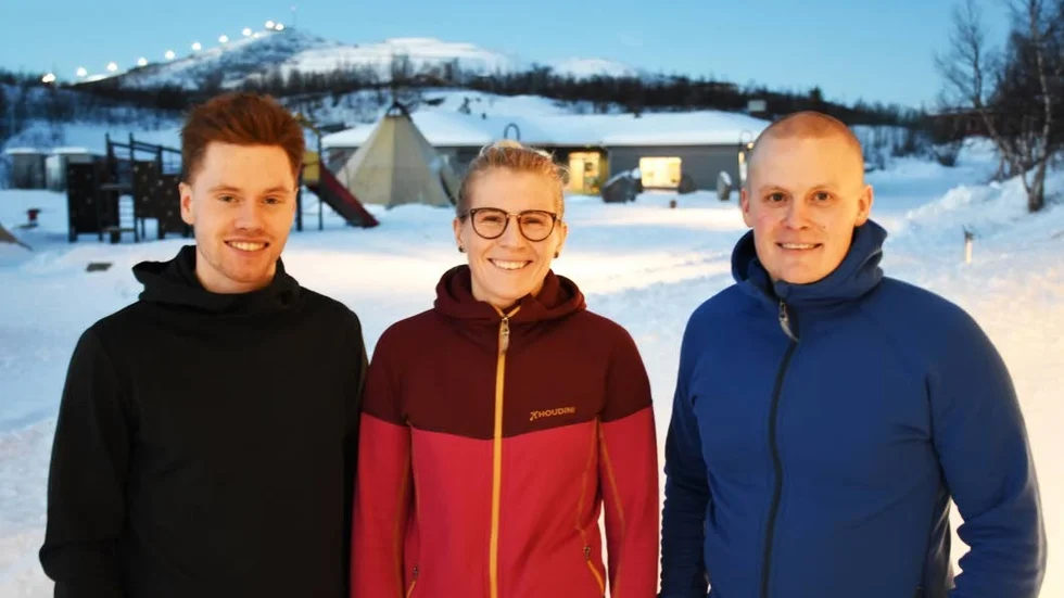 Vinnare. Från vänster: Gustav Johansson, Gellivare skidallians (2:09:05) och Frida Lind Oja, Jukkasjärvi IF (2:48:47) stod som vinnare efter Camp Ripans skidtävling under lördagen. Längst till höger arrangören Henrik Johansson.